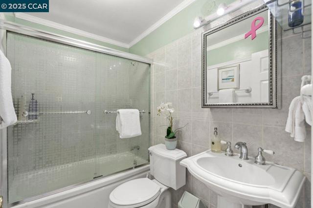 2401 Casa Way, Walnut Creek CA: https://media.crmls.org/mediaz/507500e5-d8c6-4706-9562-e990ff6189f0.jpg