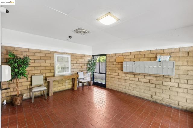2632 Warring St, Berkeley CA: https://media.crmls.org/mediaz/50751f56-a0e5-4257-a39e-cd6dbbb6a7a9.jpg