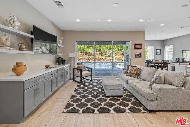 18113 Tableau Way, Santa Clarita CA: https://media.crmls.org/mediaz/5076544c-6cca-4775-8b8e-c307712d9403.jpg