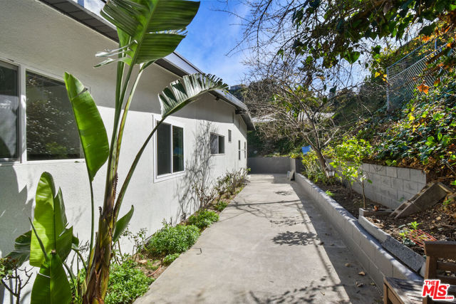 14892 Jadestone Drive, Sherman Oaks CA: https://media.crmls.org/mediaz/50770a8c-9b9d-46ea-9a52-da69b778795d.jpg