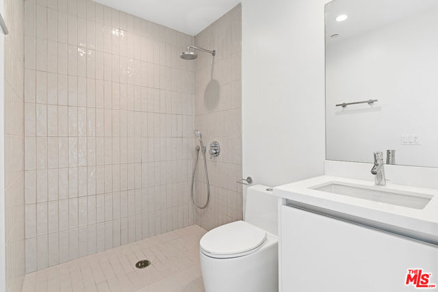 11727 Kiowa Avenue, Los Angeles CA: https://media.crmls.org/mediaz/507779b2-a2ad-44da-a459-dfd29acee0bf.jpg