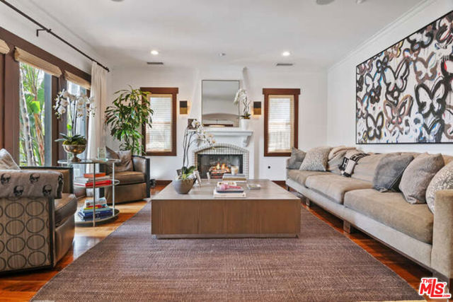14318 Valley Vista Boulevard, Sherman Oaks CA: https://media.crmls.org/mediaz/5077a4d4-04e0-40ff-9441-1b100c60f586.jpg