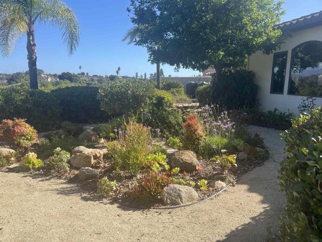 1707 Santa Margarita Drive, Fallbrook CA: https://media.crmls.org/mediaz/5077a624-5758-42a2-8663-9e4d92a423c3.jpg