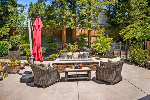 4405 Deer Ridge Rd, Danville CA: https://media.crmls.org/mediaz/5078055b-371c-458b-b0f2-f017bdebf881.jpg