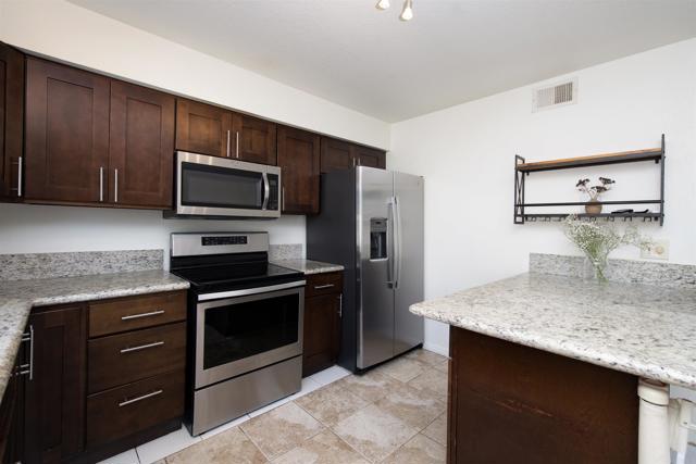 Detail Gallery Image 9 of 19 For 2925 via Libertad, Carlsbad,  CA 92010 - 3 Beds | 2/1 Baths