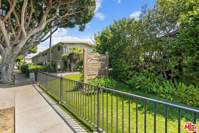 4040 Grand View Boulevard, Los Angeles, California 90066, 2 Bedrooms Bedrooms, ,1 BathroomBathrooms,Townhouse,For Sale,Grand View,24406017