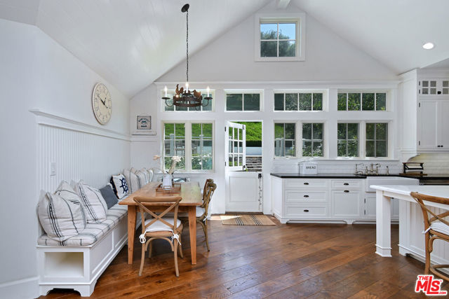 Image 22 of 55 For 3640 Longridge Avenue