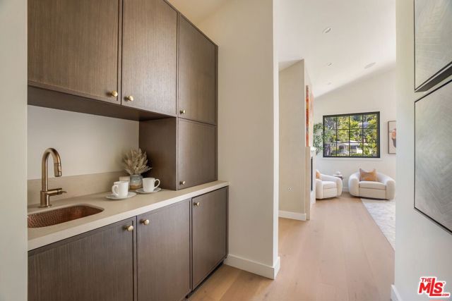3935 Rhodes Avenue, Studio City CA: https://media.crmls.org/mediaz/507a312e-2854-4ebe-a5d8-efbcd9708aa7.jpg