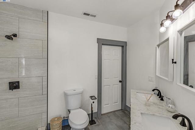 2708 60th Avenue, Oakland CA: https://media.crmls.org/mediaz/507a6d35-b042-42dd-aa4e-f967c7741cb0.jpg