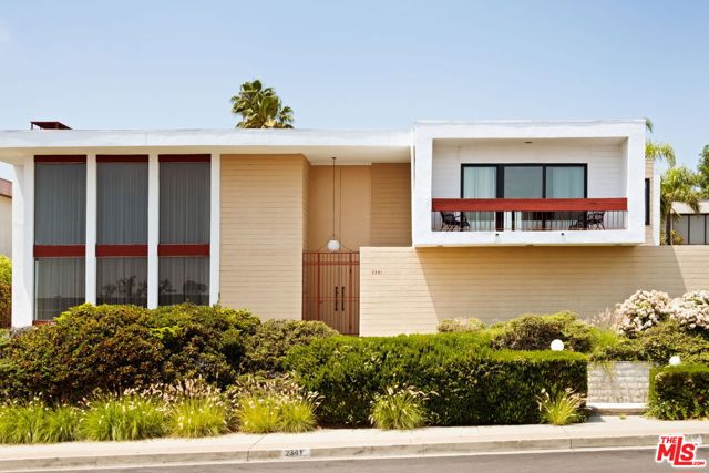 2341 N Hobart Boulevard, Los Angeles CA: https://media.crmls.org/mediaz/507abef1-7b6e-4121-8a8e-fe93634097a7.jpg