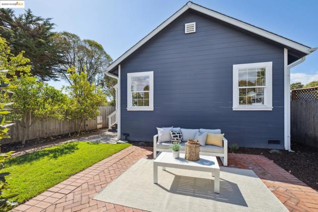 1642 10Th St, Berkeley CA: https://media.crmls.org/mediaz/507c52ca-3034-4a7a-9b64-73a6f014f031.jpg