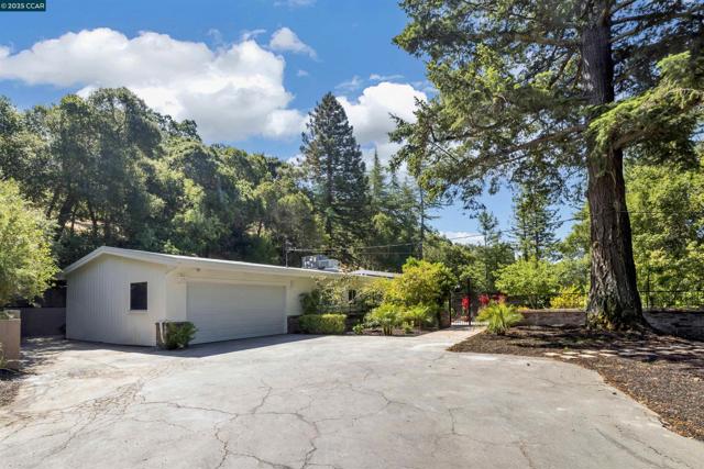 18 Van Tassel Ln, Orinda CA: https://media.crmls.org/mediaz/507c74af-bb5c-4807-b690-a4319f372110.jpg