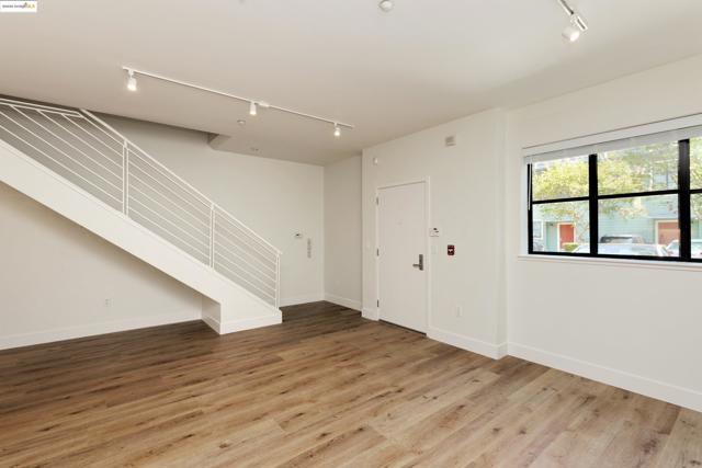 1565 32nd Street, Oakland CA: https://media.crmls.org/mediaz/507ec9d4-8582-4b74-9c80-5b9703bfde8e.jpg