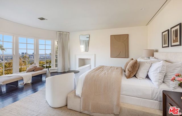 1600 Summitridge Drive, Beverly Hills CA: https://media.crmls.org/mediaz/507f118c-c741-40c8-9654-b6c04c5788e7.jpg