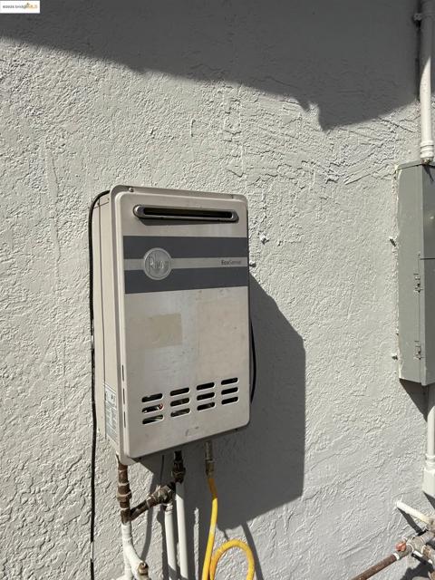 257 Smalley Ave, Hayward CA: https://media.crmls.org/mediaz/50803f9e-ad56-4582-8ccf-dcd7945e1442.jpg