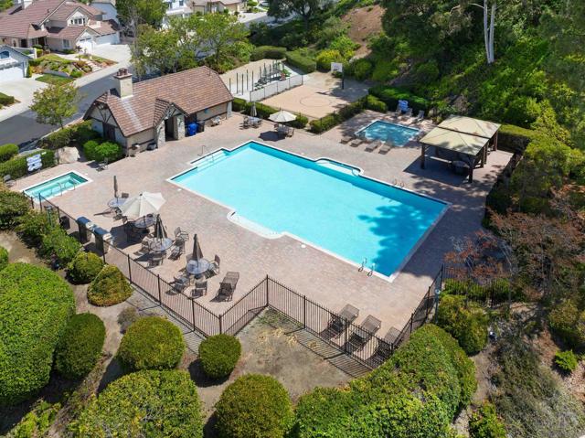 13957 Royal Melbourne Sq, San Diego CA: https://media.crmls.org/mediaz/5081b1e0-0be7-44c3-a519-4cec36c51abe.jpg