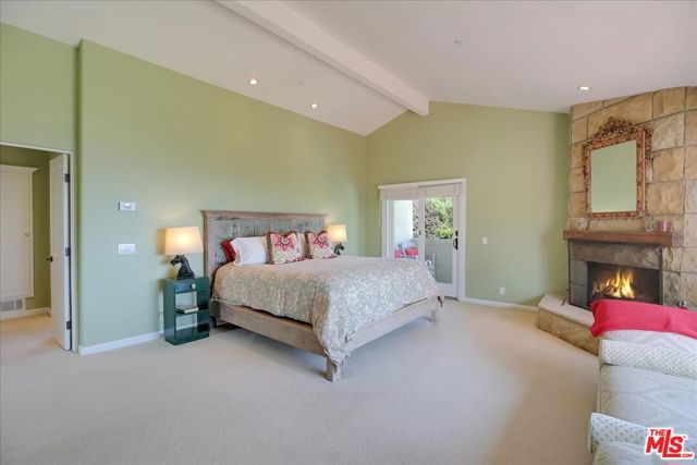 4099 Creciente Drive, Santa Barbara CA: https://media.crmls.org/mediaz/50828a5a-8dcf-4484-9984-bc30902a2b66.jpg
