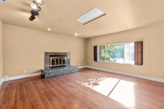 2825 Marlborough Avenue, Redwood City CA: https://media.crmls.org/mediaz/50831cac-40af-426b-b9f1-4082e2d2fba0.jpg