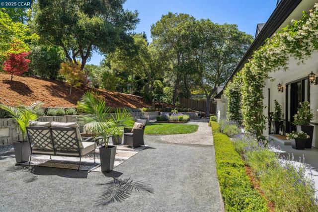 6 Greenwood Ct, Orinda CA: https://media.crmls.org/mediaz/5083f9e9-82d3-4b7b-befa-5218d88b3e51.jpg
