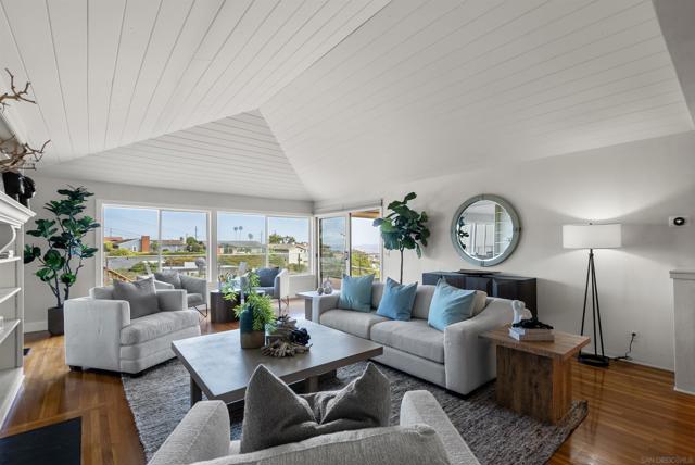 951 Skylark Dr, La Jolla CA: https://media.crmls.org/mediaz/50844c0f-b130-43ab-ac29-fc1be9ae4d13.jpg