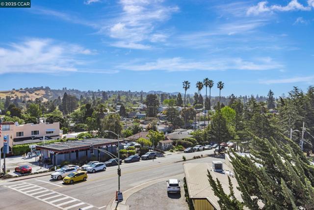 4395 Piedmont Ave, Oakland CA: https://media.crmls.org/mediaz/508456c3-85cb-484a-a3c9-6d9b09053aa7.jpg