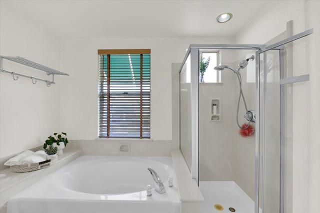 401 Baltic Circle,  CA: https://media.crmls.org/mediaz/5085324a-95ac-44d6-b6f0-68056bd97ad1.jpg
