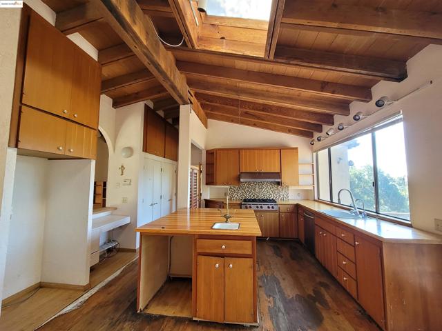 40 Hilldale Ct, Orinda CA: https://media.crmls.org/mediaz/5085a51d-3612-43fa-95c6-422c8d25f325.jpg