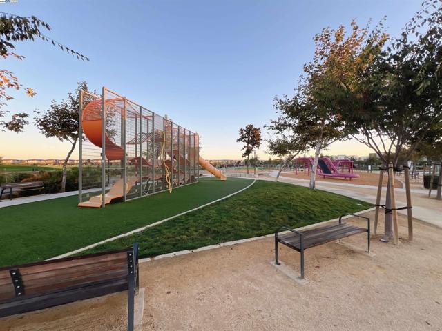 6260 Dove Ave, Dublin CA: https://media.crmls.org/mediaz/5085c992-2ee0-4eb4-8826-ff959afb6d7f.jpg