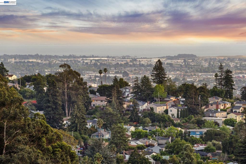 https://media.crmls.org/mediaz/5085f7b4-0607-4b62-8795-bcd05664f1e0.jpg?preset=X-Large