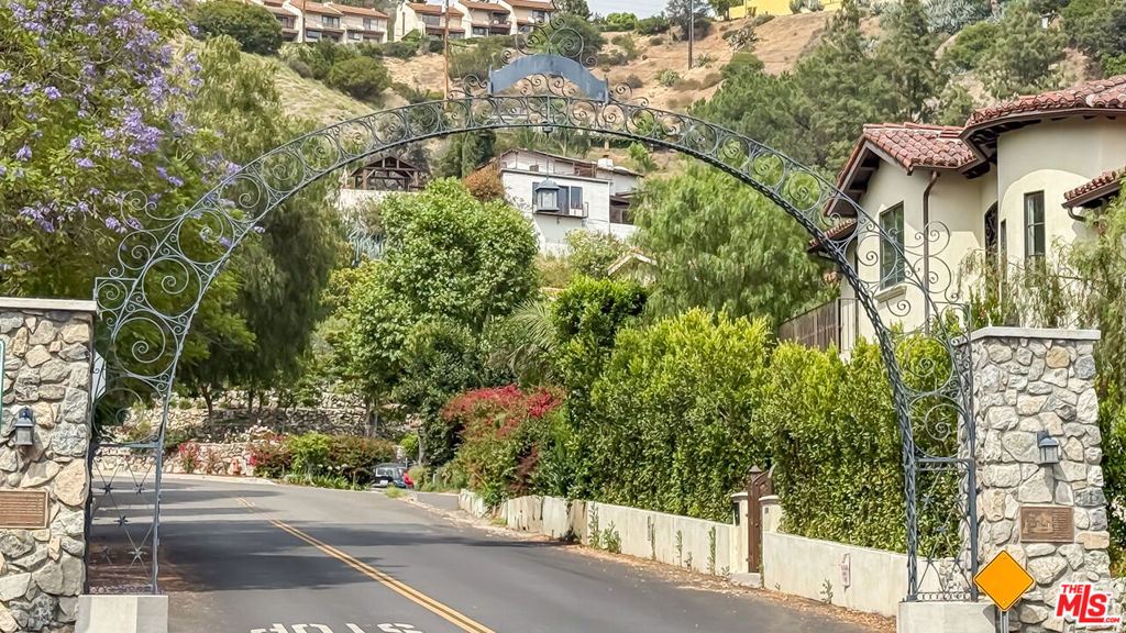 https://media.crmls.org/mediaz/5087b72a-cb23-4ae1-b021-967ebeb01d3e.jpg?preset=X-Large