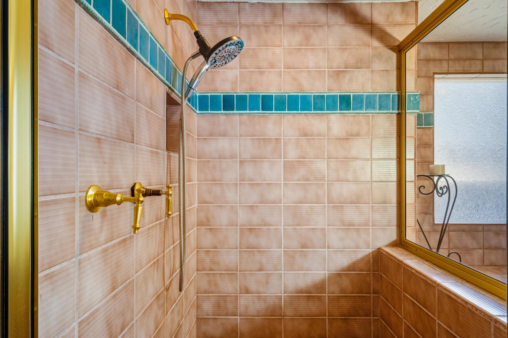 https://media.crmls.org/mediaz/5087dfd2-8d50-49ea-b443-7a008abced0c.jpg?preset=X-Large