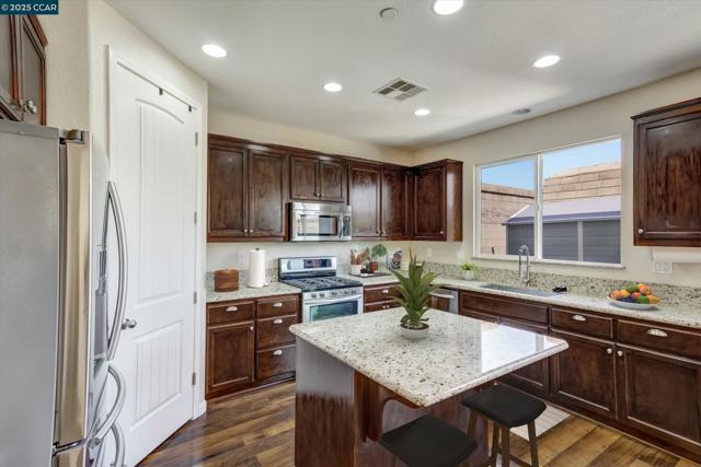 1808 Palacio Dr, Pittsburg CA: https://media.crmls.org/mediaz/50883189-5f3a-4dba-89eb-0b65ed885ad4.jpg