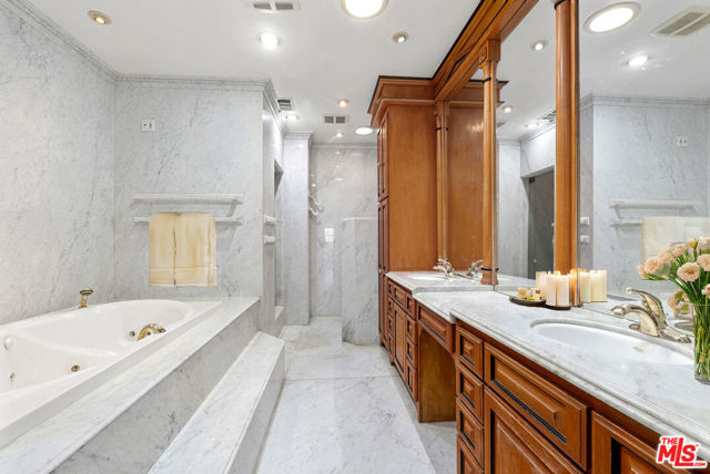 803 N Rexford Drive, Beverly Hills CA: https://media.crmls.org/mediaz/50885c2a-2030-4873-ba3f-411370d1ebf4.jpg