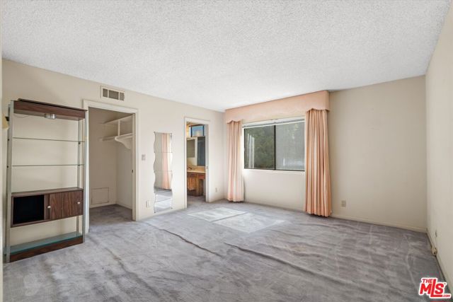 4560 Densmore Avenue, Encino CA: https://media.crmls.org/mediaz/50891f60-dff4-4a73-ba64-d0ca487c35ad.jpg