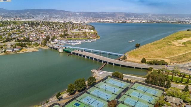 642 Centre Ct, Alameda CA: https://media.crmls.org/mediaz/5089307b-e360-4cd4-9883-c38ba4ff3b32.jpg