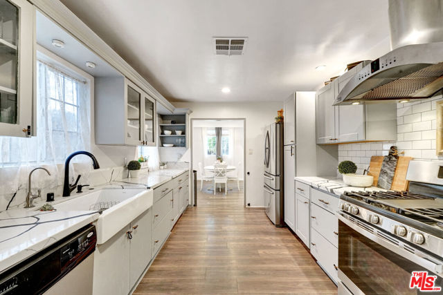 6230 Peach Avenue, Van Nuys CA: https://media.crmls.org/mediaz/508952d8-5fb4-441a-82d4-12394bbea7f4.jpg