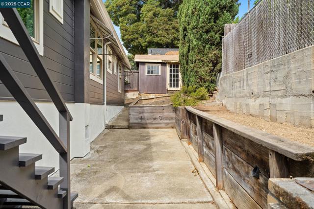 466 Clark St, Crockett CA: https://media.crmls.org/mediaz/5089dd7f-54ab-4335-89df-154154e16a06.jpg