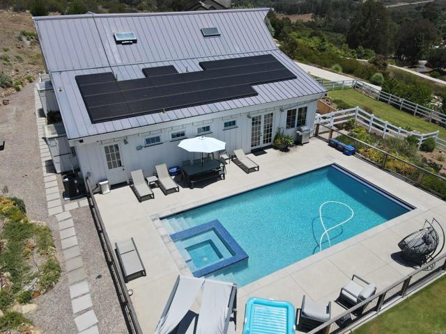 7702 Camino Sereno, Escondido CA: https://media.crmls.org/mediaz/508a7590-fa0f-417f-8590-e14e0210d8c4.jpg