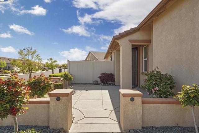 2961 Clear Point Way, Manteca CA: https://media.crmls.org/mediaz/508bc078-2cfe-40ea-a67a-310ded79f962.jpg