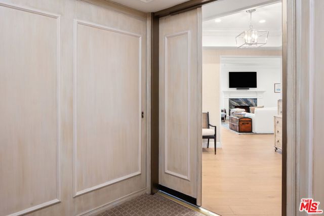 300 N Swall Drive, Beverly Hills CA: https://media.crmls.org/mediaz/508c69cf-f84a-48e6-96b7-1064968e01ab.jpg