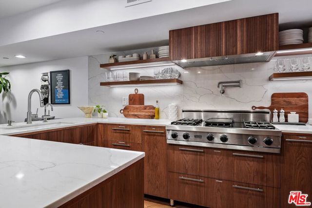 512 Brooks Avenue, Venice CA: https://media.crmls.org/mediaz/508d7517-e309-4241-a969-a54eff2059e8.jpg