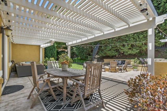 2423 Wishing Star Way, Chula Vista CA: https://media.crmls.org/mediaz/508d75f3-bc9d-4045-a3c8-4482bdd55743.jpg