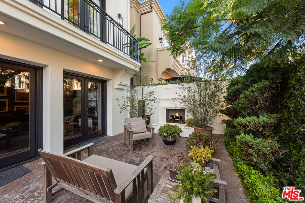 123 Channel Pointe Mall — architectural residence