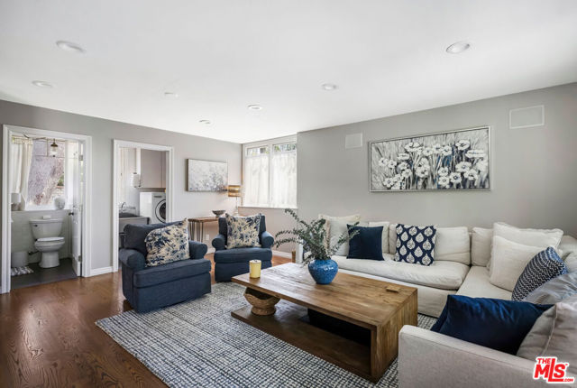 2555 N Altadena Drive, Altadena CA: https://media.crmls.org/mediaz/508eb5a8-e122-4eec-8e3c-e95959eca3c3.jpg