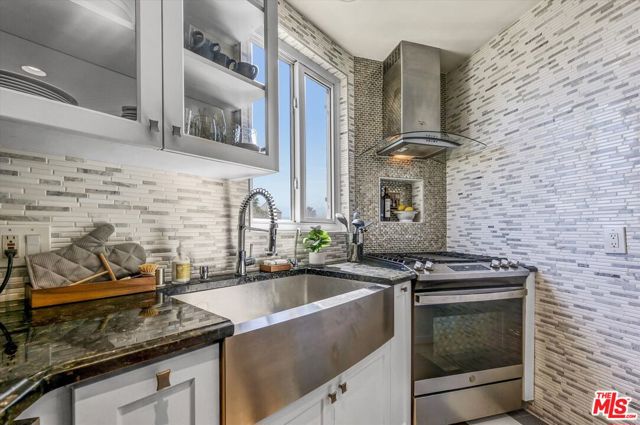 11670 W Sunset Boulevard, Los Angeles CA: https://media.crmls.org/mediaz/508efa35-f7dc-49b1-b3c6-e9170778d51e.jpg