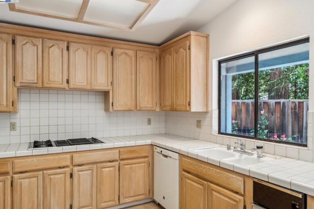 208 Heritage Ln, Pleasanton CA: https://media.crmls.org/mediaz/508fa920-7c4b-443d-b043-ab6db6441c36.jpg