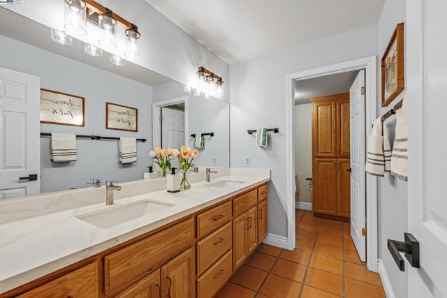 20340 Hunters Knls, Castro Valley CA: https://media.crmls.org/mediaz/508fbcf4-4734-4b70-85f8-40f32d893dd4.jpg