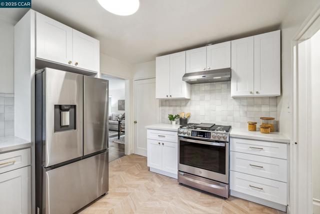 5810 Estates Dr, Oakland CA: https://media.crmls.org/mediaz/50901cb9-a83a-48d2-9bbe-6a42f9791bbc.jpg