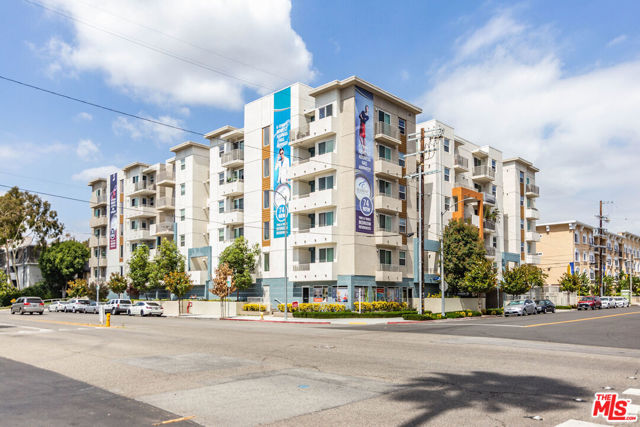 436 S Virgil Avenue, Los Angeles CA: https://media.crmls.org/mediaz/509032e4-f691-4c50-91e9-10a162d83a71.jpg