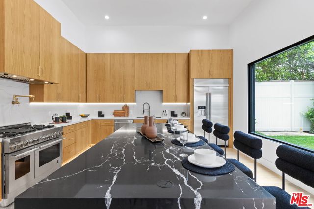 4535 Haskell Avenue, Encino CA: https://media.crmls.org/mediaz/5090380f-2e5d-4678-9884-aa4e7c770835.jpg